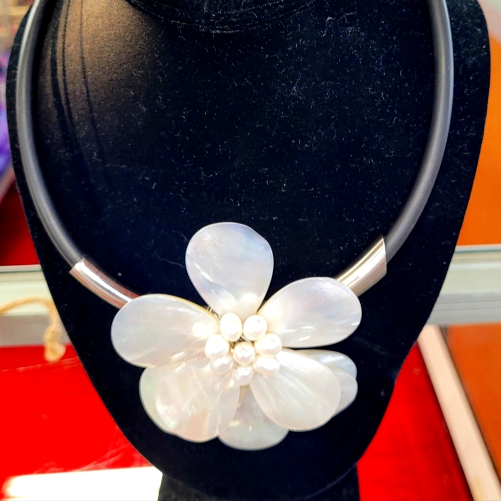 Mother of Pearl Flower Design Choker with 8 Fresh Water Pearls